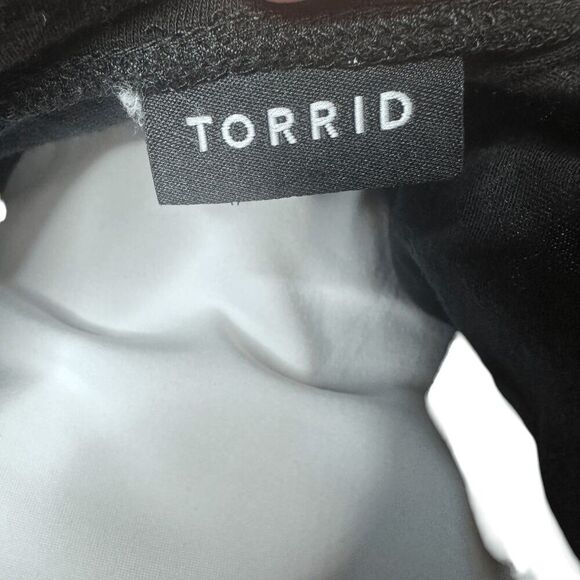 Torrid Skulls Top 1x plus 3/4 sleeve - Picture 6 of 6